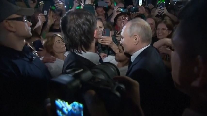 Propaganda ukázala Putina jako superstar: Nadšený dav, i na polibek došlo